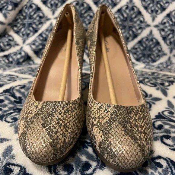 NWT, 6 1/2 Clarks Women's Ambyr Joy Pump, Beige Metallic - Picture 3 of 11